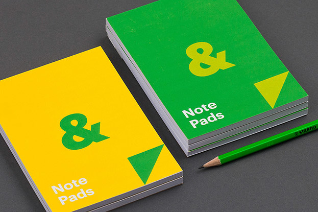 Notepads in stacks green and yellow