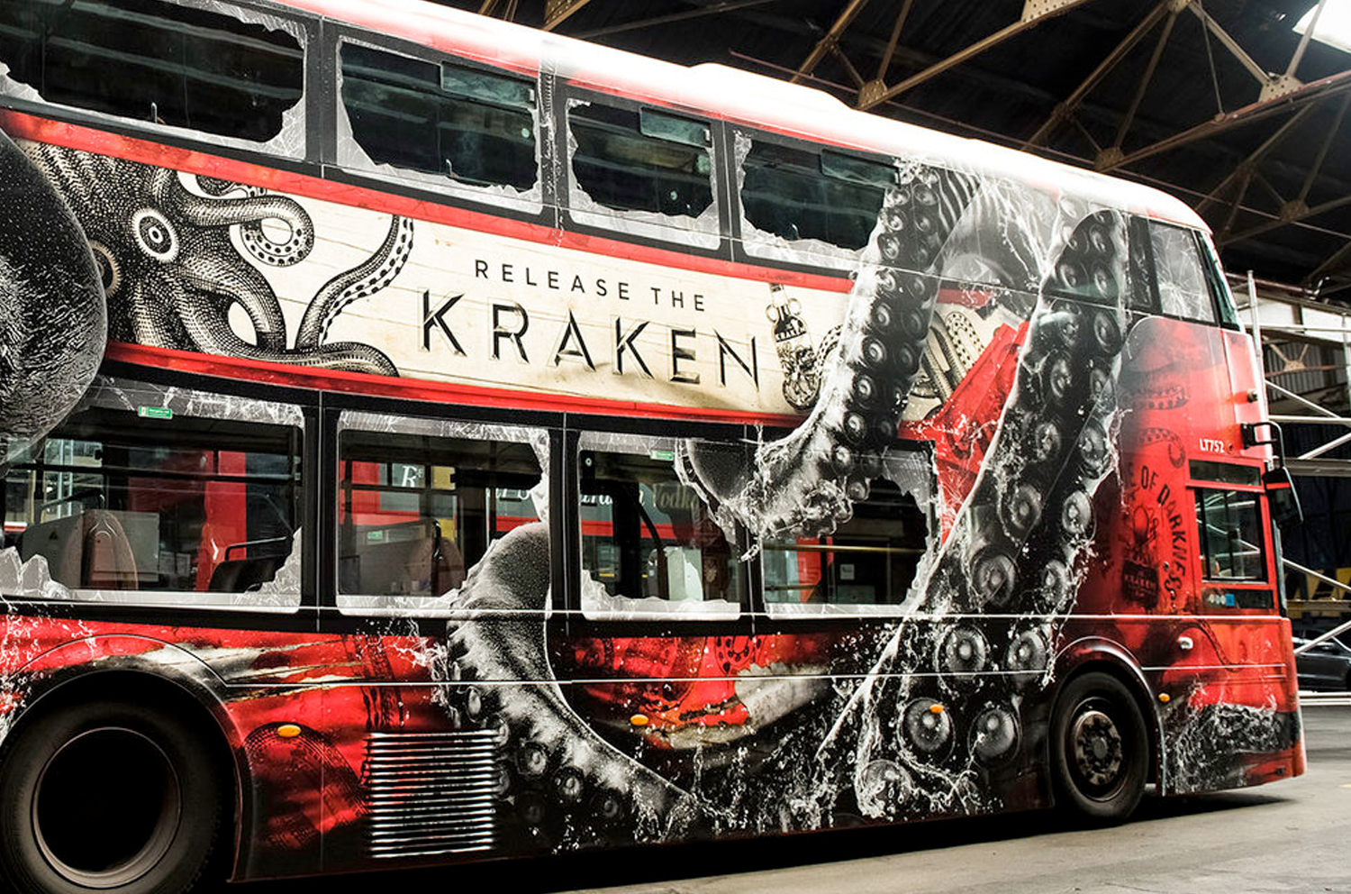 Что такое кракен реклама. Автобус Кракен. Автобус Кракен на Арбате. Кракен наркошоп. Кракен реклама на автобусе.